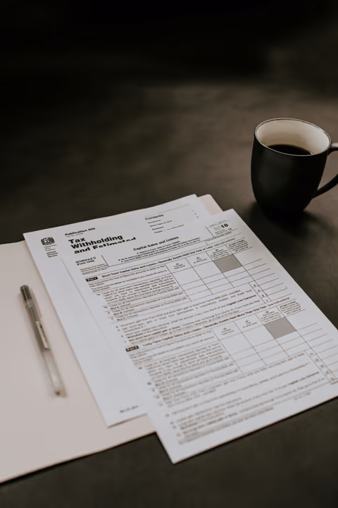 Documentos financieros junto a una taza de café
