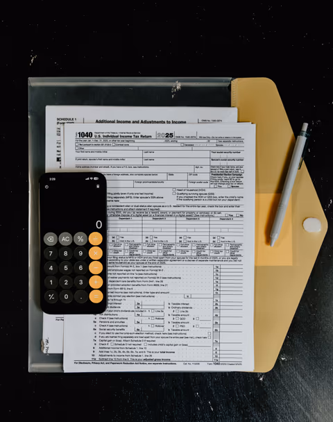 Documento financiero junto a una calculadora