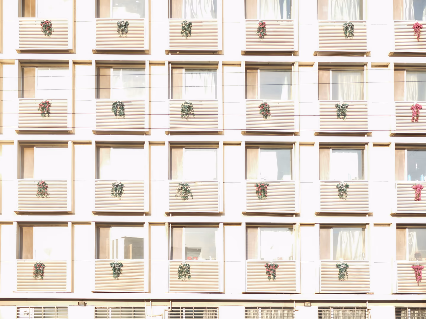 Fachada con ventanas y balcones