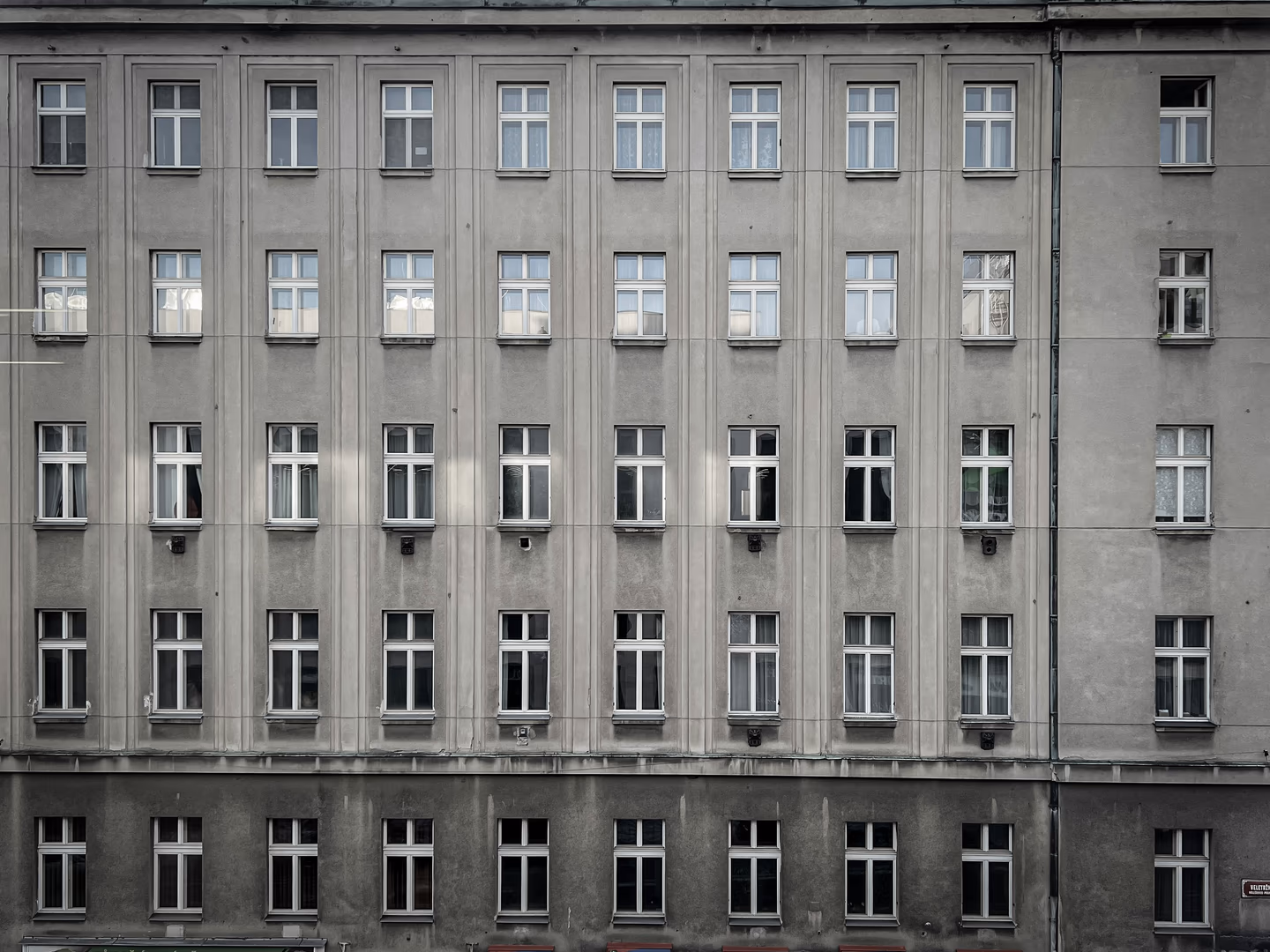 Fachada de un edificio residencial con múltiples ventanas