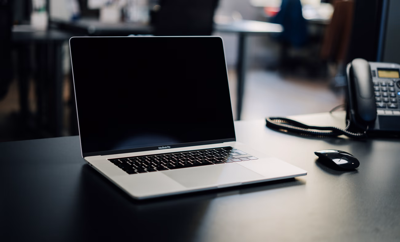 Escritorio de oficina con una computadora portátil y un teléfono